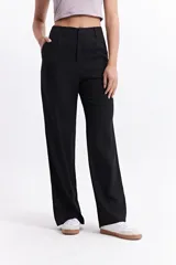 Pantalón de vestir color crema, de tiro medio, corte recto y pierna ancha.