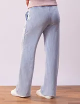 Pantalón jogger wide leg color celeste, marca Ninety. Con pretina ancha elastizada y bolsillos delanteros.