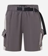 Bermuda masculina de estilo baggy, color negro, con cintura elástica, cinturón ajustable y bolsillo cargo con recortes en color gris contrastante. Confeccionada en poliéster.