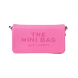 Cartera bandolera Marc Jacobs modelo The Leather Mini Bag, color fucsia, confeccionada en cuero con correa de cadena metálica extraíble.