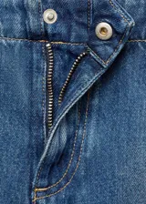 Falda midi de denim azul con corte evasé, cintura alta y bolsillos laterales.