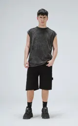 Remera negra sin mangas con efecto gastado, cuello redondo y calce oversize.