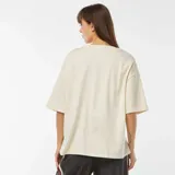 Camiseta beige de cuello redondo y corte oversize.