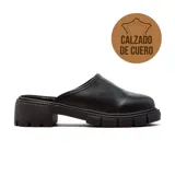 Zueco de cuero negro con plataforma y suela track.