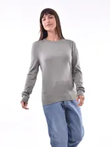 Sweater de punto color beige, de corte clásico y mangas largas. Ideal para uso diario.
