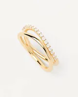 Anillo bañado en oro con diseño de circonitas brillantes, ideal para añadir un toque elegante.