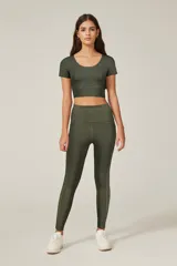 Top deportivo negro de manga corta, confeccionado en poliamida, con cuello redondo y corte ajustado al cuerpo.