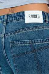 Pantalón de denim azul lavado, con diseño de 5 bolsillos y bragueta con cremallera, de ajuste holgado y piernas ultra anchas.
