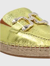 Sandalia alpargata color dorado, confeccionada en cuero metalizado, con base de yute y detalle de hebilla plateada.