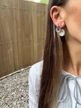 Arito plateado con forma circular en resina y strass de 1cm de diámetro.
