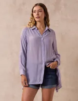 Camisa lila de manga larga con cuello con solapa y abertura central con botones. Largo de manga regulable con presilla y botón.