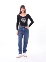 Remera negra de manga larga con cuello redondo y estampado frontal de un corazón con la palabra "Love" en blanco.