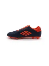 Championes de fútbol Umbro Touch FG, color blanco con detalles en naranja.