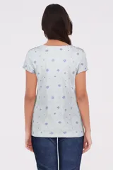 Remera de algodón con estampado floral en tonos azul y blanco, de corte ajustado y manga corta.