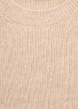 Buzo de punto medio color beige, con cuello redondo y mangas cortas. Diseño recto.