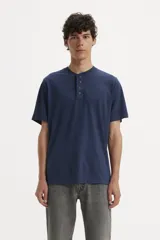 Remera azul marino de manga corta con cuello henley abotonado.