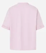 Remera de manga corta color crema, con cuello redondo y corte oversized.