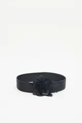 Cinturón ancho de cuero negro con una flor de cuero artesanal.