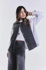 Campera de jean combinada con cuerpo de denim negro y mangas blancas.