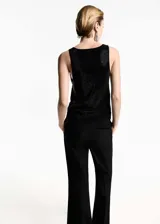 Top negro de tejido de punto fino con tirantes anchos, cuello escotado y detalle de strass.