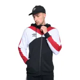 Campera deportiva Umbro con capucha, cierre frontal y diseño color block en negro, blanco y rojo.