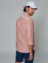 Camisa de lino color cobre con rayas verticales blancas, de manga larga y corte clásico.