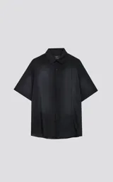 Camisa negra de manga corta con cuello clásico y cierre frontal con botones. Presenta una tira vertical cosida en el frente.