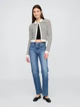 Saco tipo cárdigan de tejido de punto con rayas horizontales negras y crudas, cuello polo y cierre frontal con botones.