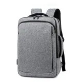 Mochila gris con doble bolsillo frontal con cierre, compartimento acolchado para laptop, puerto USB externo, asa de mano y faja trasera para acoplar a la manija de la valija.