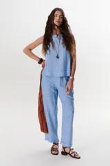 Pantalón de vestir azul con corte recto y bolsillos laterales.