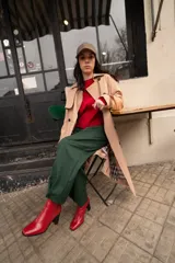 Botas de cuero sintético rojas con cierre lateral y taco bloque.
