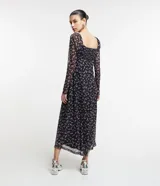 Vestido midi de tul negro con estampado floral liberty en tonos lila, escote cuadrado con lazo, mangas largas y abertura lateral.