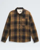 Camisa marrón a cuadros negros con forro polar sherpa en el interior, de corte clásico, con cierre de botones a presión, bolsillo en el pecho con solapa y bolsillos laterales ribeteados. Marca The North Face.