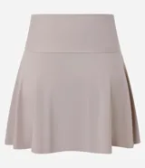 Short pollera deportivo color beige, confeccionado en microfibra ligera, con cintura ancha y calza interna.