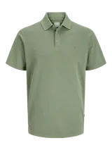 Chomba manga corta color verde militar de piqué de algodón, con cuello clásico, tapeta de tres botones y logo bordado en el pecho. Corte regular.