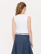 Musculosa blanca de algodón con cuello redondo y corte ajustado.