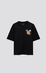 Remera negra de calce oversize, con cuello redondo y un pequeño bordado en el pecho que representa un dim sum (bollo cocido al vapor) en una vaporera de bambú, acompañado de dos platos pequeños y palillos.