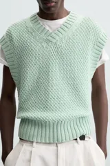 Chaleco tejido de punto color verde menta, con cuello en V y sisas amplias.