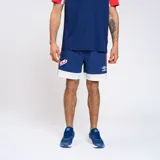 Short deportivo azul con detalles blancos y rojos. Incluye el escudo del Club Nacional de Football y el logo de Umbro.