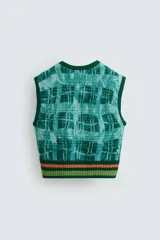 Chaleco cropped de punto con cuello en V, estampado a cuadros en tonos verde y celeste, y ribete inferior a rayas horizontales en verde y naranja.
