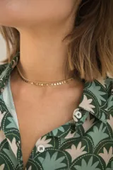 Gargantilla dorada de acero hipoalergénico con cadena de eslabones y pequeños círculos colgantes.