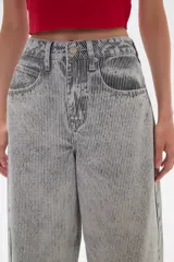 Pantalón recto de algodón a rayas verticales en tonos grisáceos.
