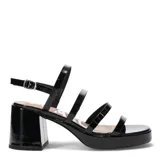 Sandalias de plataforma fucsia charol con tiras finas y hebilla al tobillo.