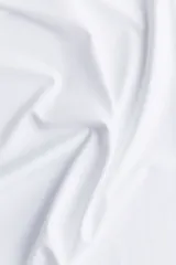 Remera blanca entallada de punto suave con cuello redondo fino ribeteado y mangas cortas.