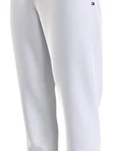 Pantalón de jogging gris claro de corte recto y cónico, con cintura elástica ajustable con cordón, bolsillos laterales y trasero. Logo de la marca bordado en el lateral.