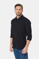 Camisa de lino blanca de manga larga, con bolsillo en el pecho con logo bordado y botones personalizados.