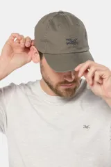 Gorra de béisbol azul marino de lona con visera curva y logo bordado en el frente.