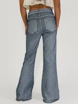 Pantalón de jean acampanado color celeste.