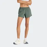 Short deportivo verde con cintura elástica y logo estampado en la pierna.