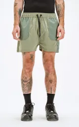 Short de baño verde militar con bolsillos laterales y traseros, cintura elástica con cordón ajustable y calce regular.
